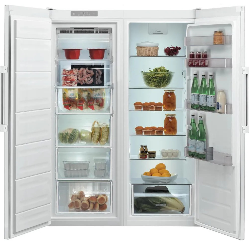 Otwarta lodówka z jedzeniem w środku. Lewa strona: pojemniki, mrożonki. Prawa strona: produkty, słoiki, butelki, babeczki i cytryny.