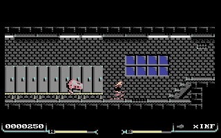 Eine verpixelte Videospielszenen mit einer nach rechts rennenden Figur. Ein Monster ist links. Ein Fenster ist rechts.