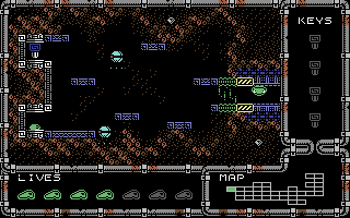 Eine pixelige Spielszene. Eine Figur navigiert durch eine labyrinthartige Umgebung. Das HUD zeigt Leben, Schlüssel und eine Karte.