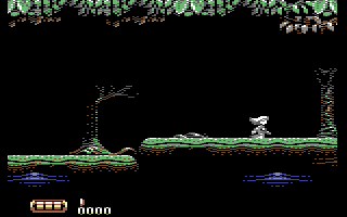 Eine pixelige Spielszene. Eine Figur geht rechts auf einer Plattform. Dunkler Hintergrund mit Bäumen und Wasser.