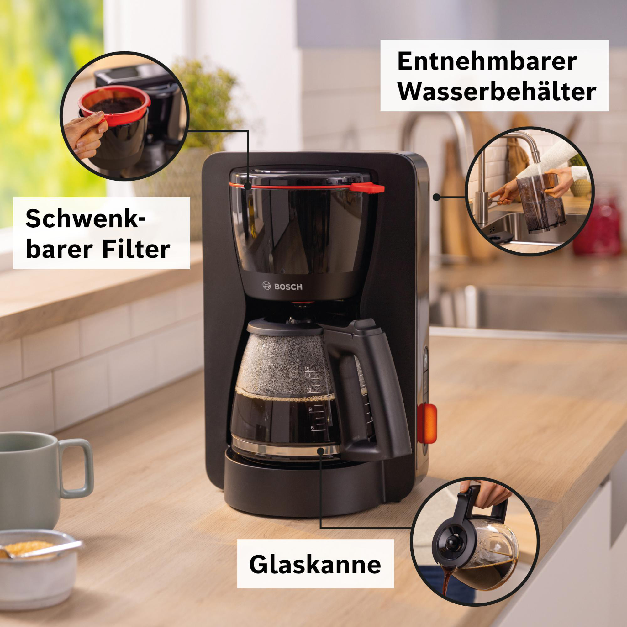 Eine schwarze Bosch-Kaffeemaschine auf einer Theke. Sie hat eine Glaskaraffe, einen ausschwenkbaren Filter und einen abnehmbaren Wassertank.