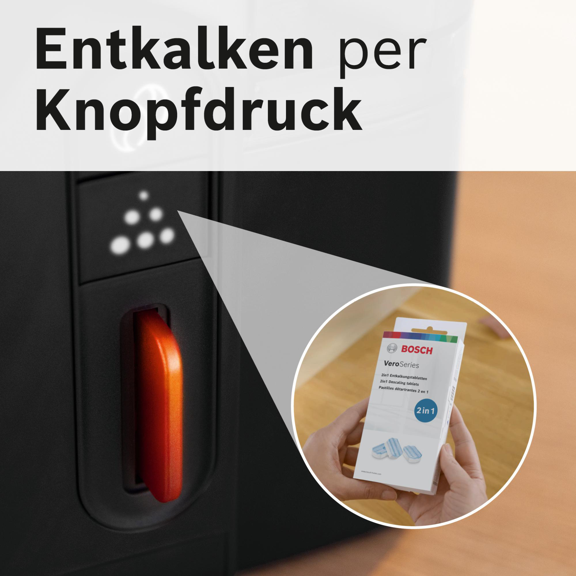 Eine schwarze Kaffeemaschine mit einer Bosch VeroSeries Entkalkungstablettenbox. Text: Entkalken per Knopfdruck.
