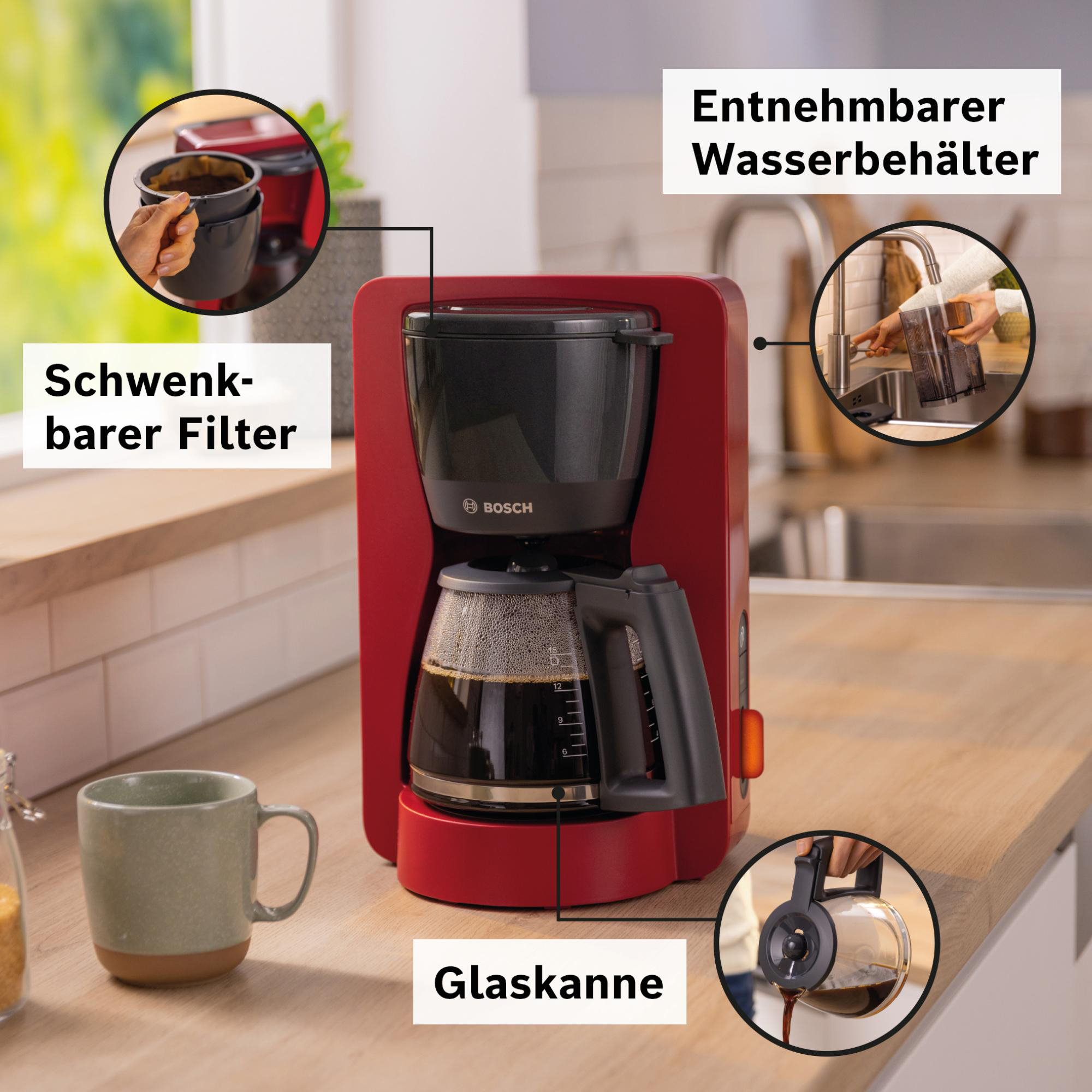 Roter Kaffeemaschine mit schwarzen Komponenten, Glaskanne und einer Tasse auf einer Holzoberfläche. Details umfassen Filter und Wasserbehälter.