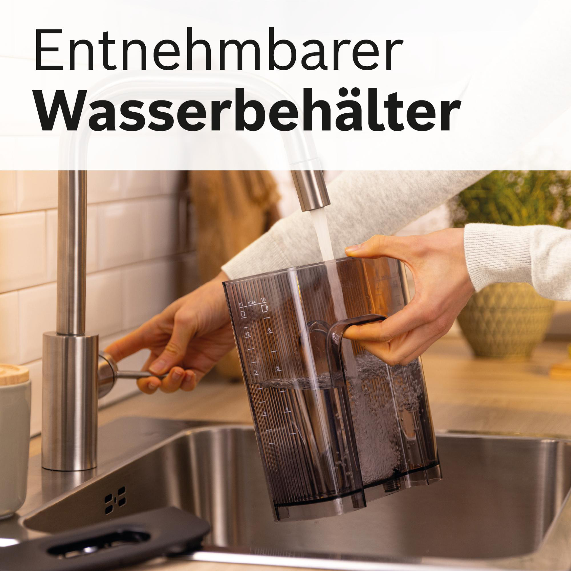 Eine Person füllt einen Wasserbehälter mit Wasser aus einem Wasserhahn in einer Küche. Der Behälter ist klar und hat Markierungen.