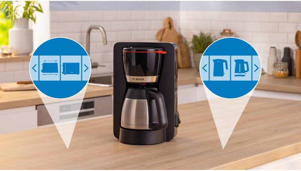 Eine schwarz-silberne Kaffeemaschine mit rotem Akzent steht auf einer Holztheke. Blaue Kreise zeigen Symbole für andere Geräte.