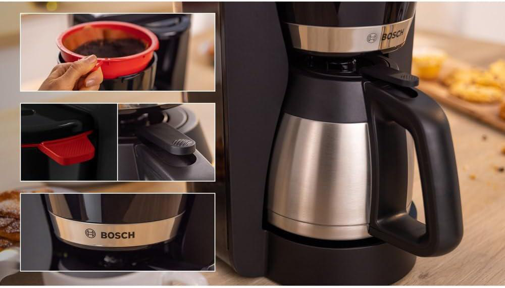 Eine schwarze und silberne Bosch-Kaffeemaschine. Beinhaltet Nahaufnahmen eines roten Filters, eines schwarzen Griffs und des Bosch-Logos.