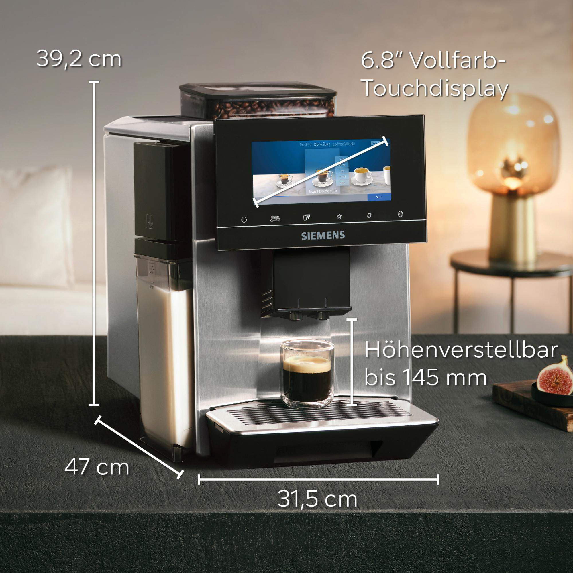 Eine silberne und schwarze Siemens Kaffeemaschine mit Touch-Display, einem Glas Kaffee und Maßangaben auf dunkler Oberfläche.