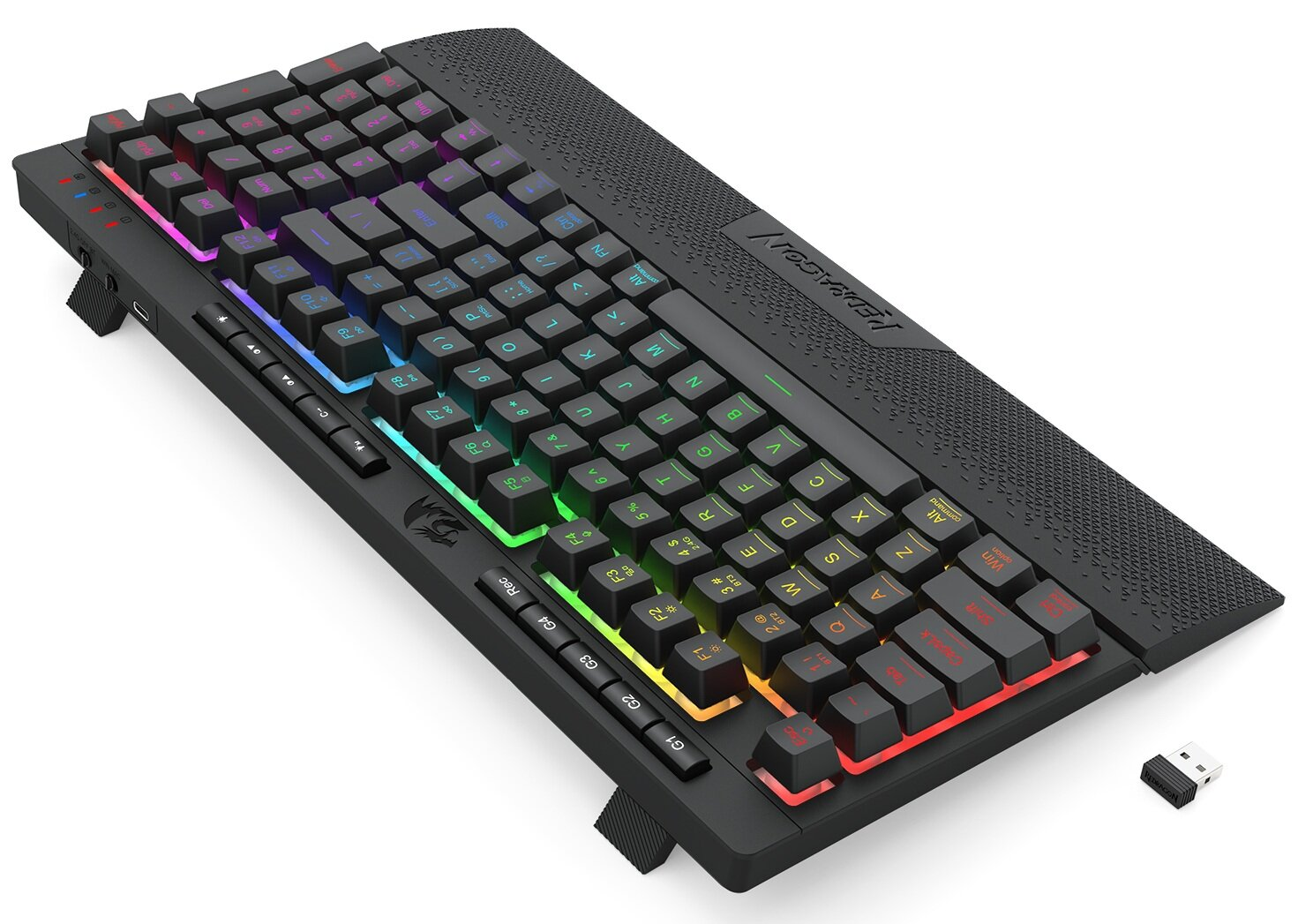 Czarna klawiatura gamingowa z podświetleniem RGB. Zawiera bezprzewodowy dongle. Klawisze są czarne z białymi napisami.