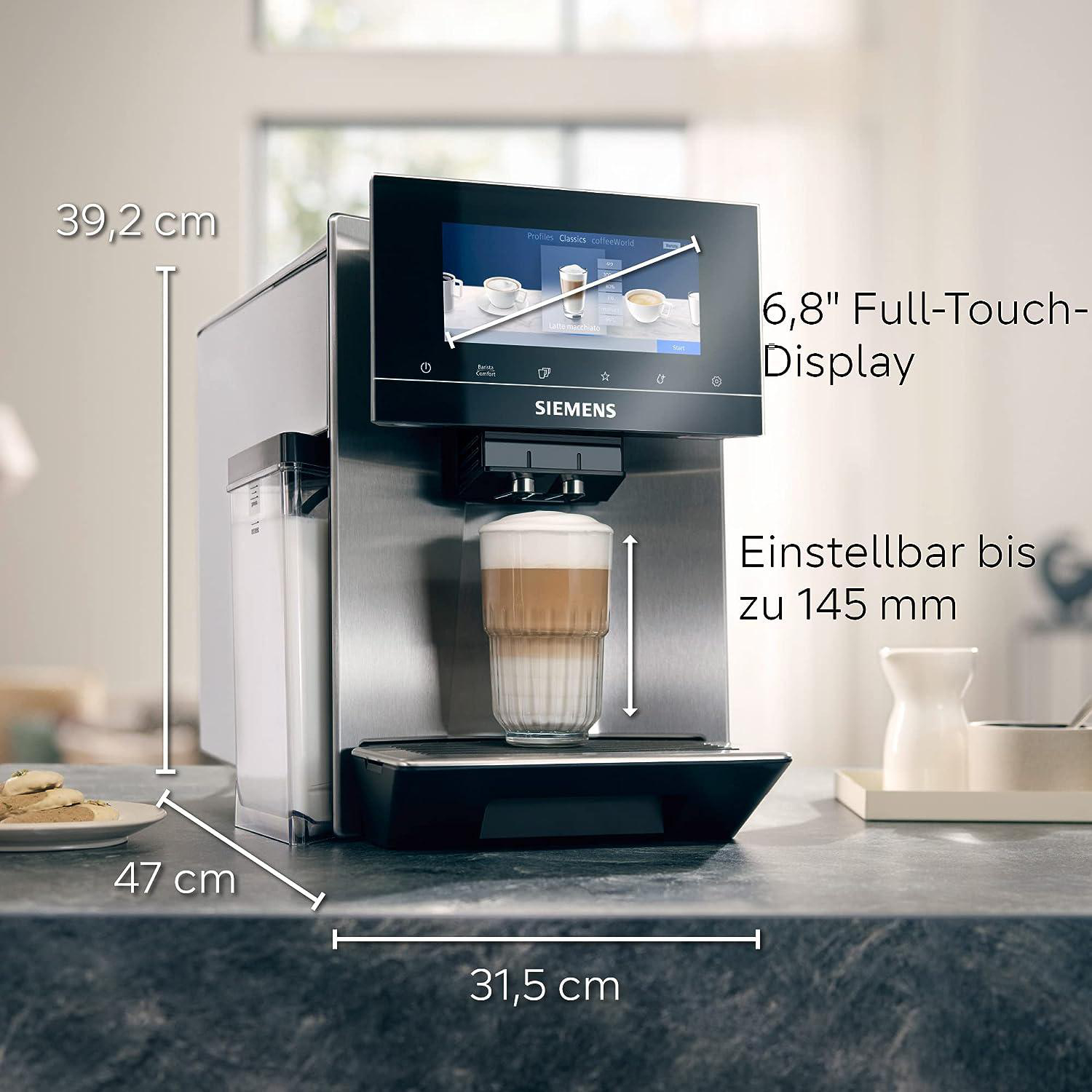 Eine Kaffeemaschine mit Display zeigt Latte Art. Abmessungen sind angegeben: 39,2 cm hoch, 47 cm breit und 31,5 cm tief.
