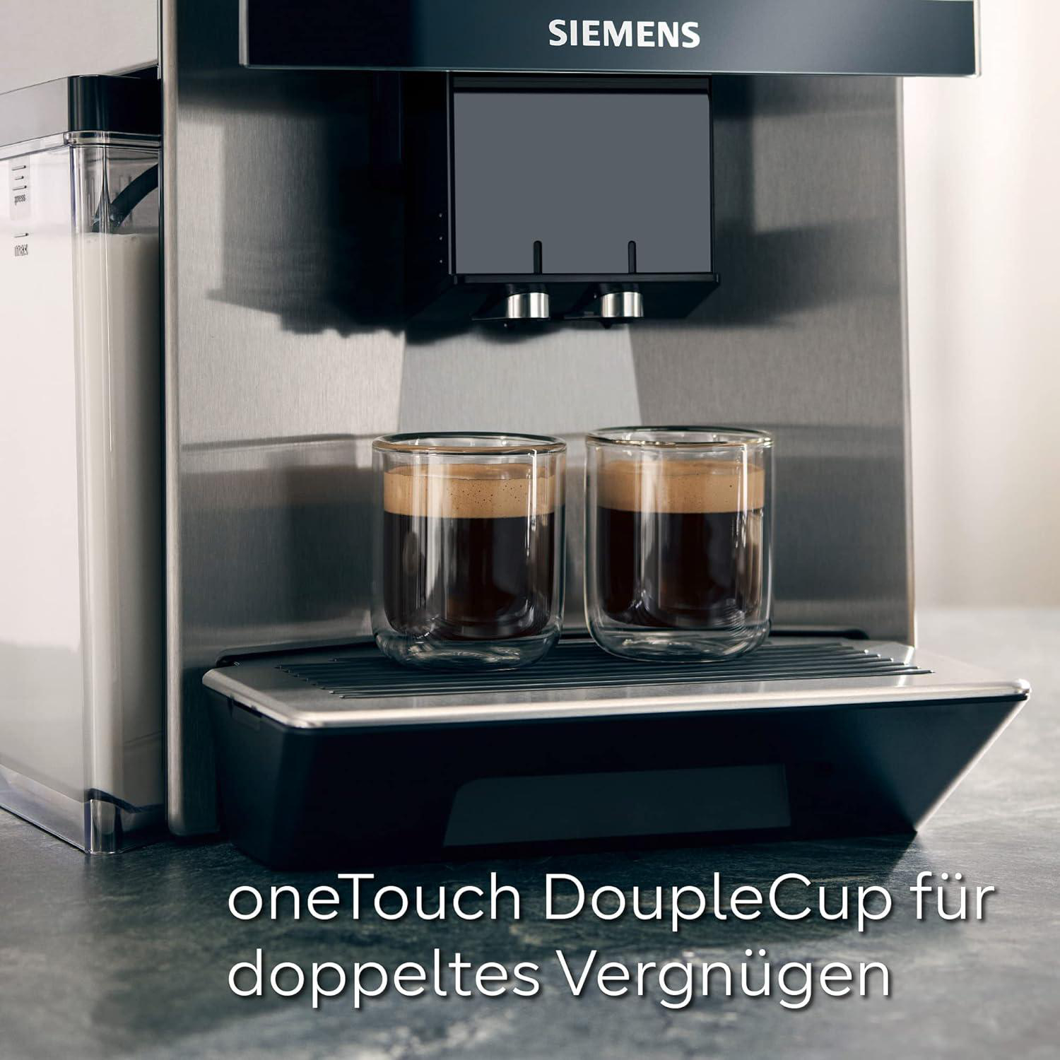 Siemens Kaffeemaschine mit zwei Gläsern, gefüllt mit Kaffee. Milchbehälter links.