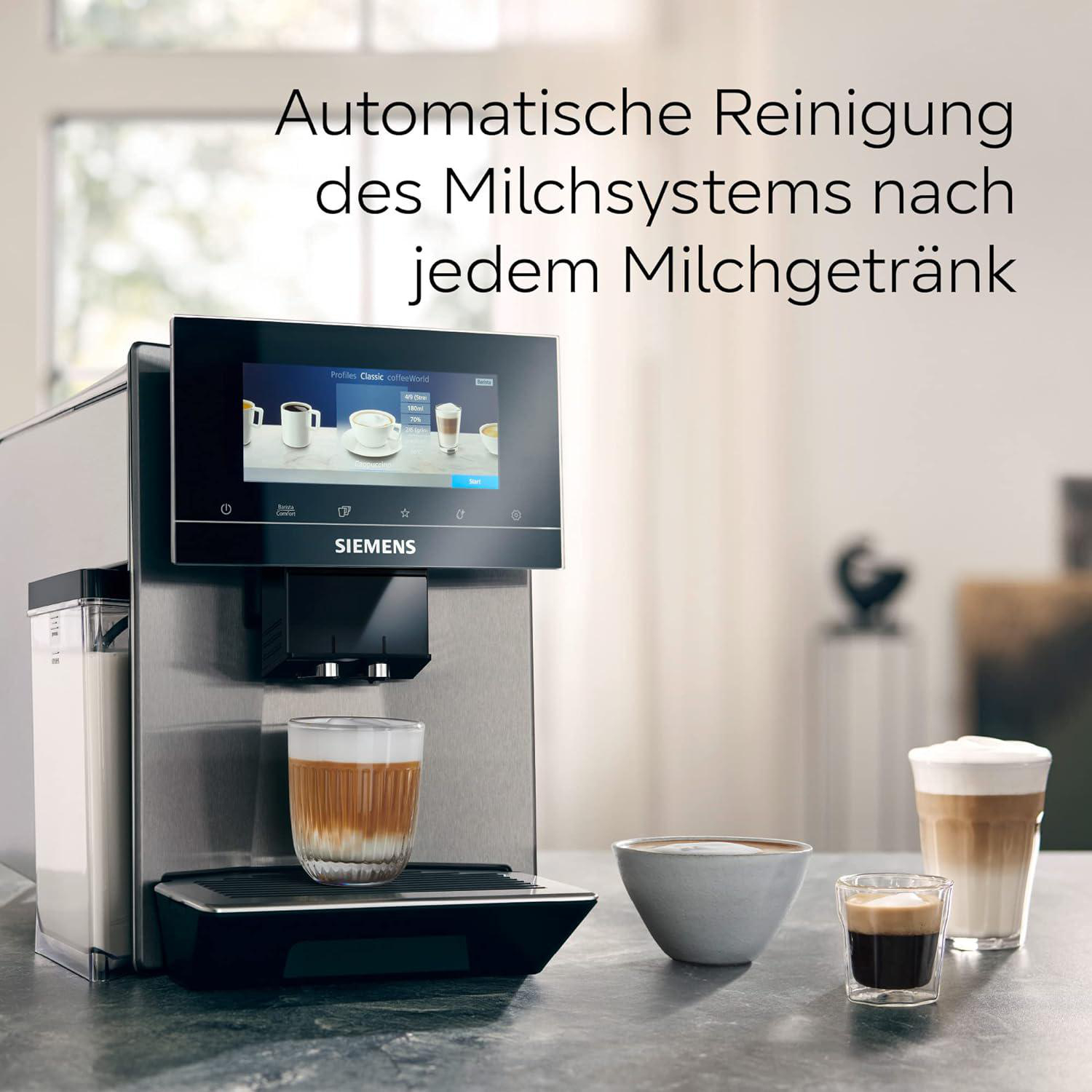 Eine Siemens-Kaffeemaschine mit einem Glas geschichteten Kaffees davor. Weitere Kaffeegetränke stehen auf der Theke, darüber Text.