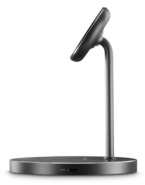 Nowoczesny, ciemnoszary stojak do ładowania bezprzewodowego. Ma okrągłą podstawę, zakrzywione metalowe ramię i pochyloną powierzchnię ładującą.