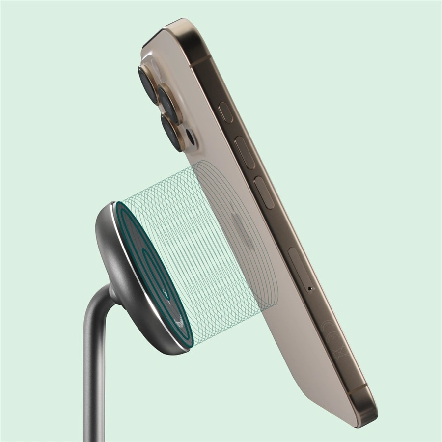 Złoty iPhone jest trzymany przez srebrną ładowarkę bezprzewodową. Ładowarka ma okrągłą podkładkę z konstrukcją cewki drucianej. Tło jest jasnozielone.