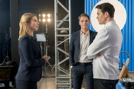 Drei Personen in einem Studio: eine Frau und zwei Männer, einer davon ein Koch.