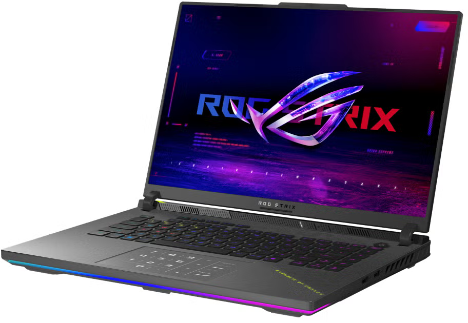 Egy laptop a ROG Strix logóval a képernyőn. A billentyűzet többszínűen világít. A laptop nyitva van.