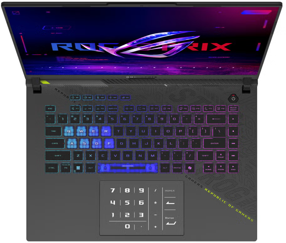Egy nyitott laptop, amely a billentyűzetet és a képernyőt mutatja. A képernyőn a ROG logó látható. A billentyűzet színes háttérvilágítással rendelkezik.