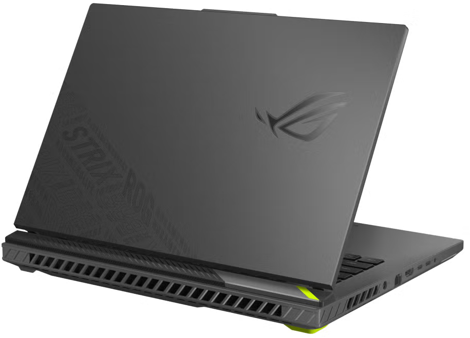 Egy sötétszürke laptop enyhén nyitva van. A ROG logó látható a fedélen. Az alap szellőzéssel és zöld ékezettséggel rendelkezik.