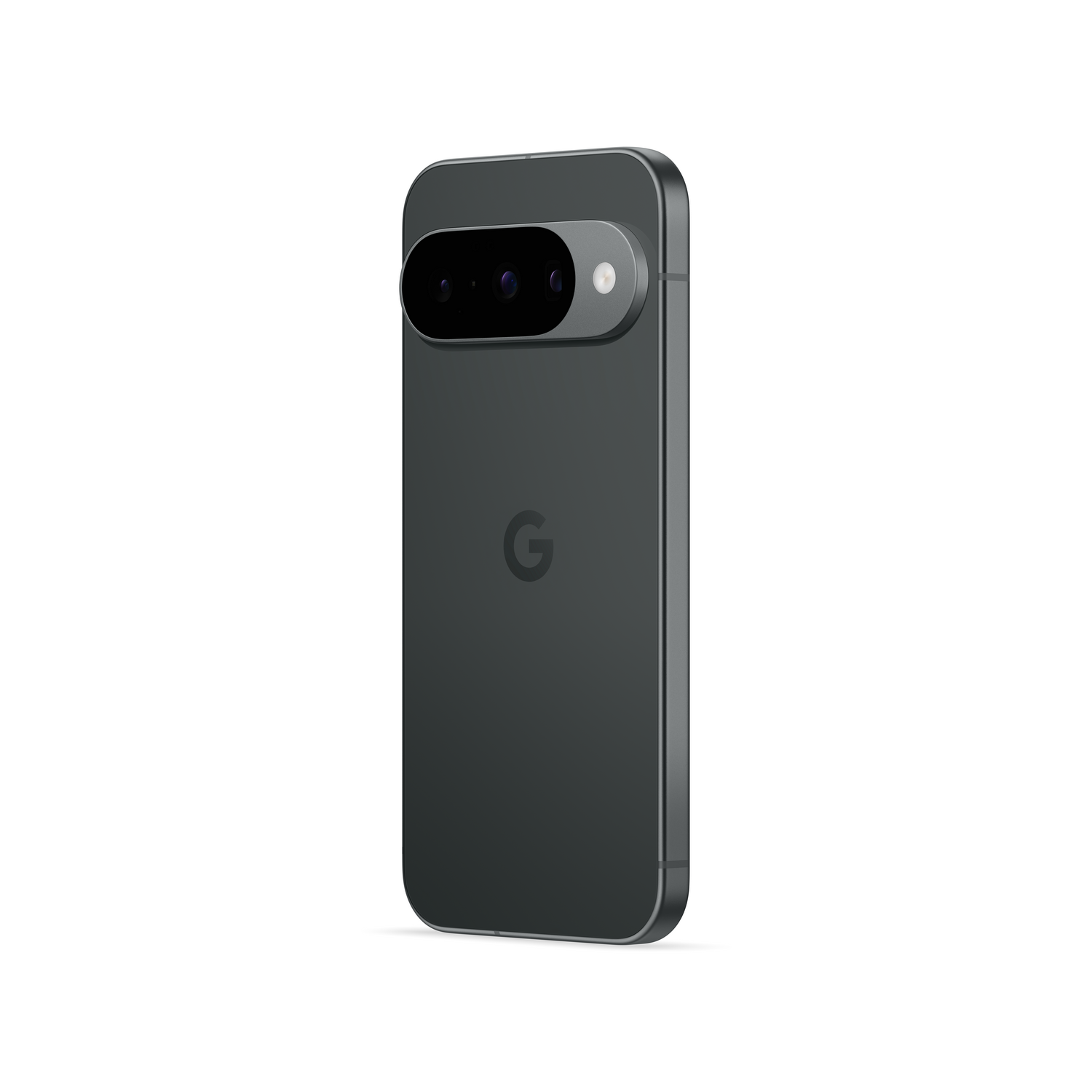 Un teléfono Google Pixel 7 gris oscuro, ligeramente inclinado, sobre fondo blanco. Características barra de cámara, logo de Google y marco metálico.