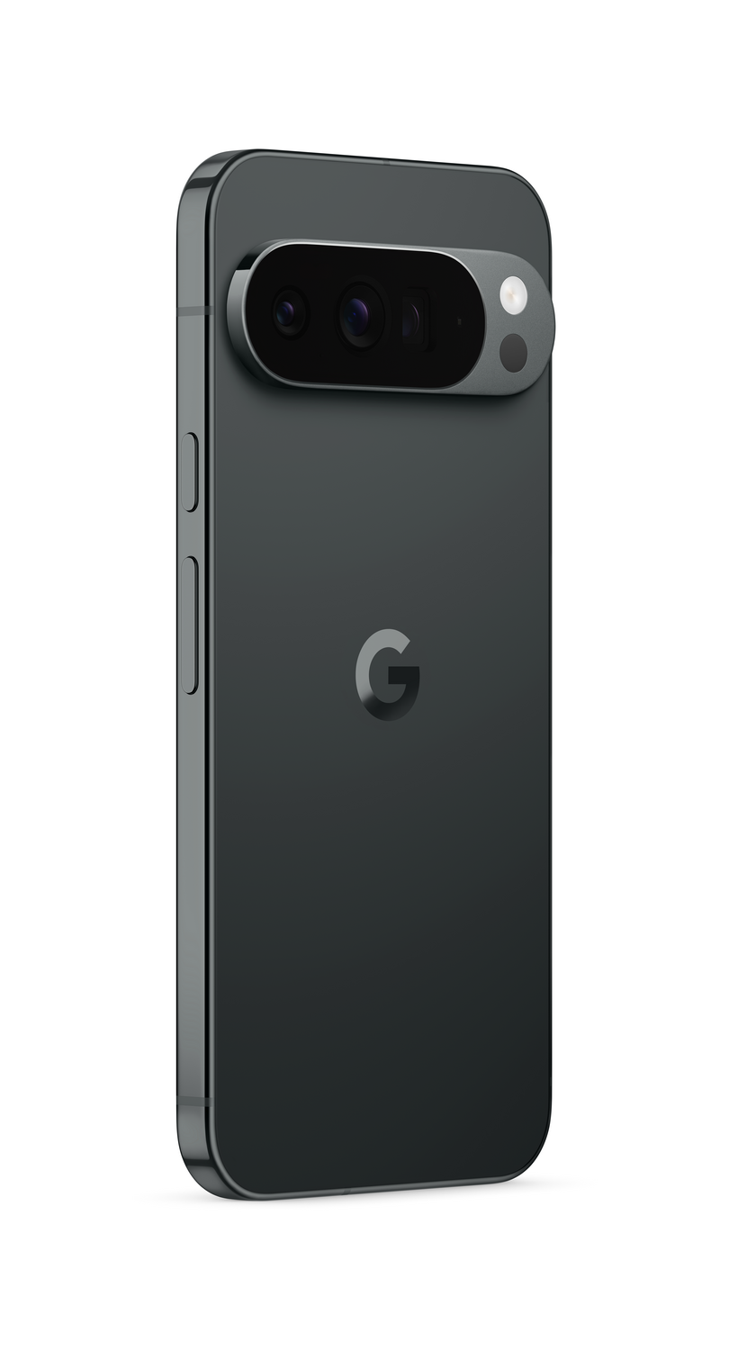 Un teléfono Google Pixel negro sobre fondo blanco, en ángulo para mostrar la parte trasera y la barra de la cámara.