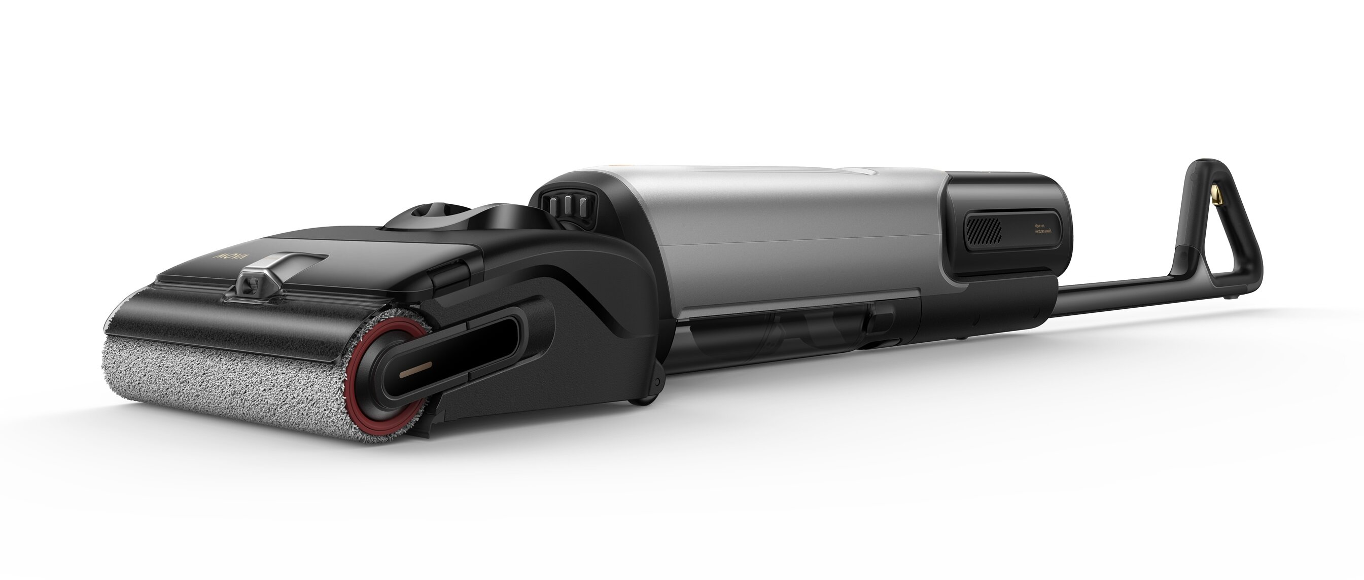 Czarno-srebrna myjka do podłóg z uchwytem. Posiada szczotkę walcową i zbiornik na wodę. Tło jest białe.