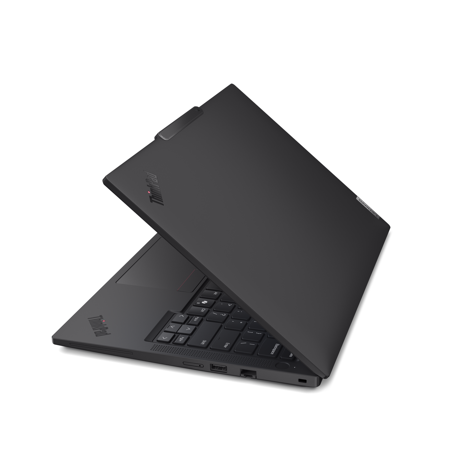 Egy fekete laptop enyhén nyitva van, látszik a billentyűzet és a képernyő. A ThinkPad logó látható.