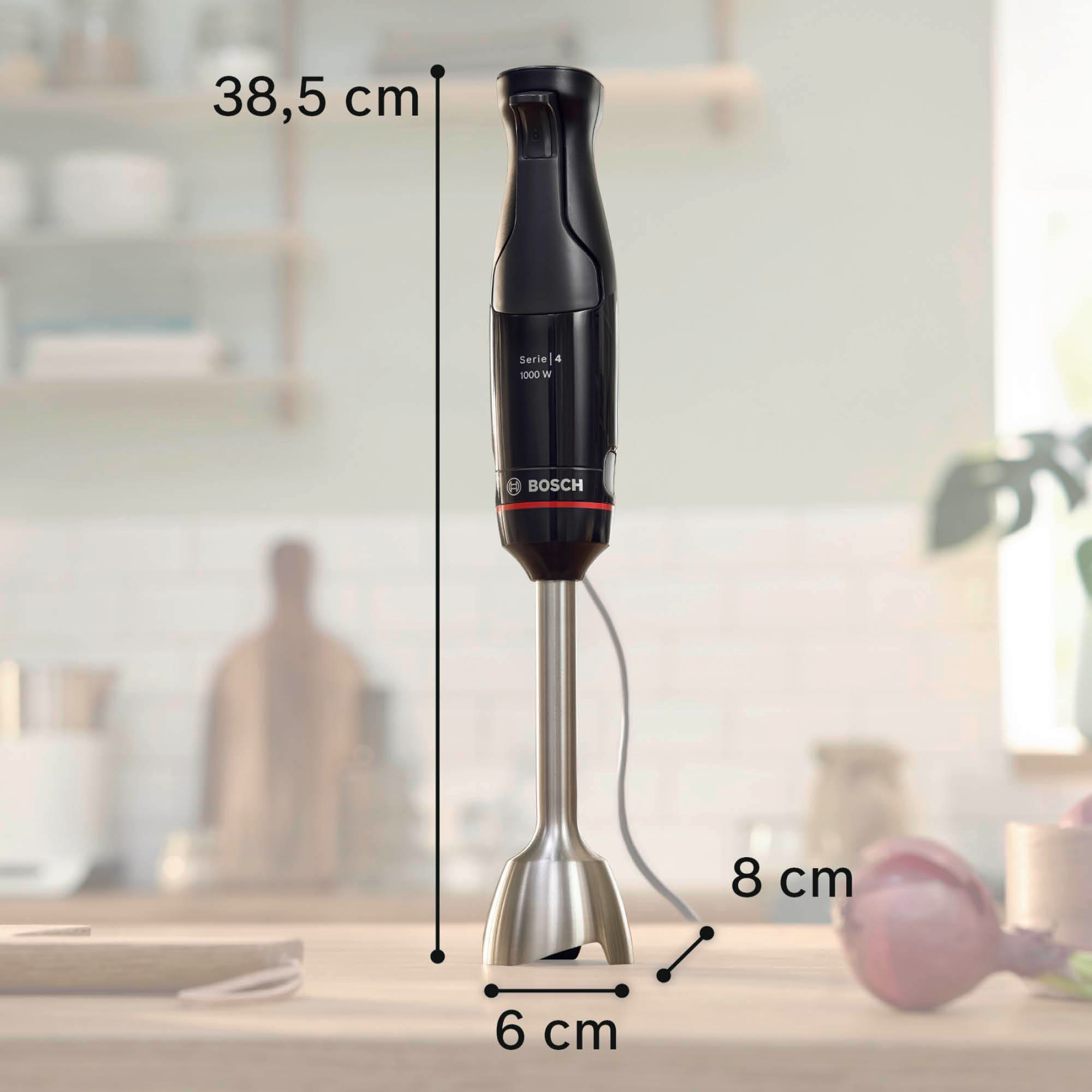 Ein schwarzer und silberner Bosch-Handmixer steht auf einer hellbraunen Oberfläche. Maße: 38,5 cm hoch, 8 cm breit und 6 cm Durchmesser.