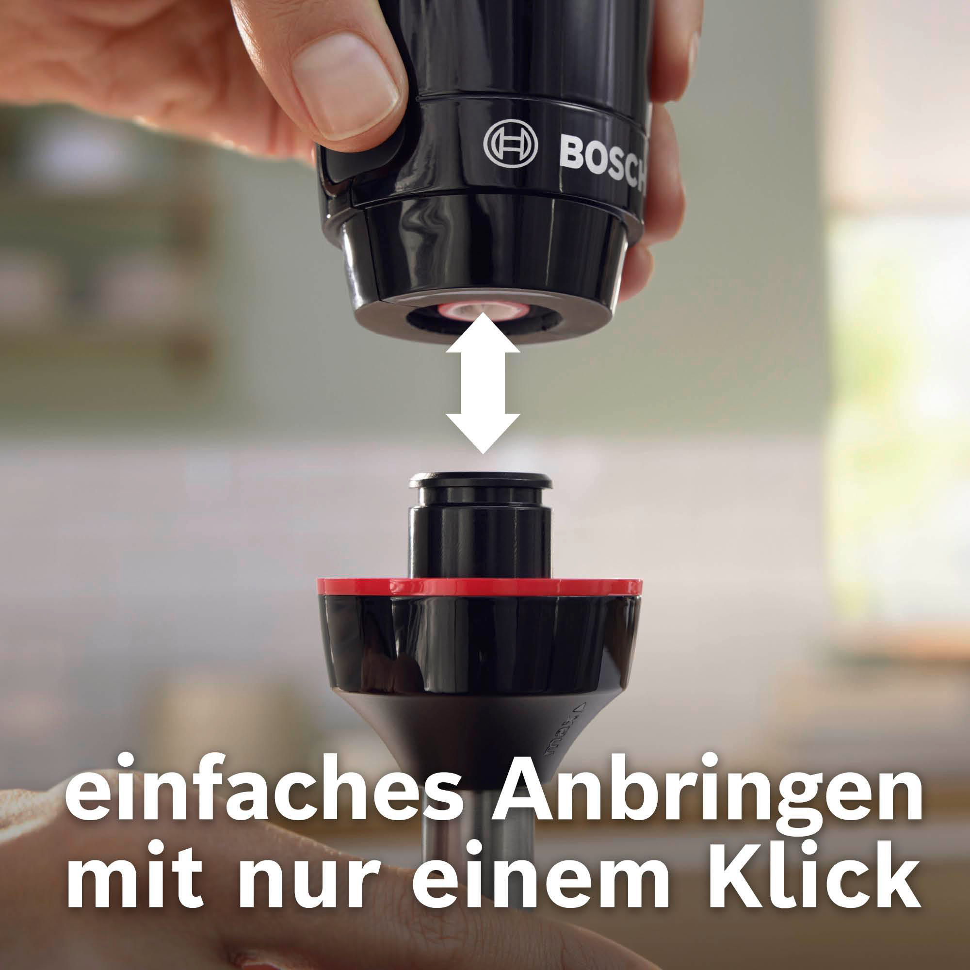 Hand hält einen schwarzen Bosch-Mixeraufsatz. Pfeile zeigen die einfache Befestigung. Text sagt, einfache Befestigung mit nur einem Klick.