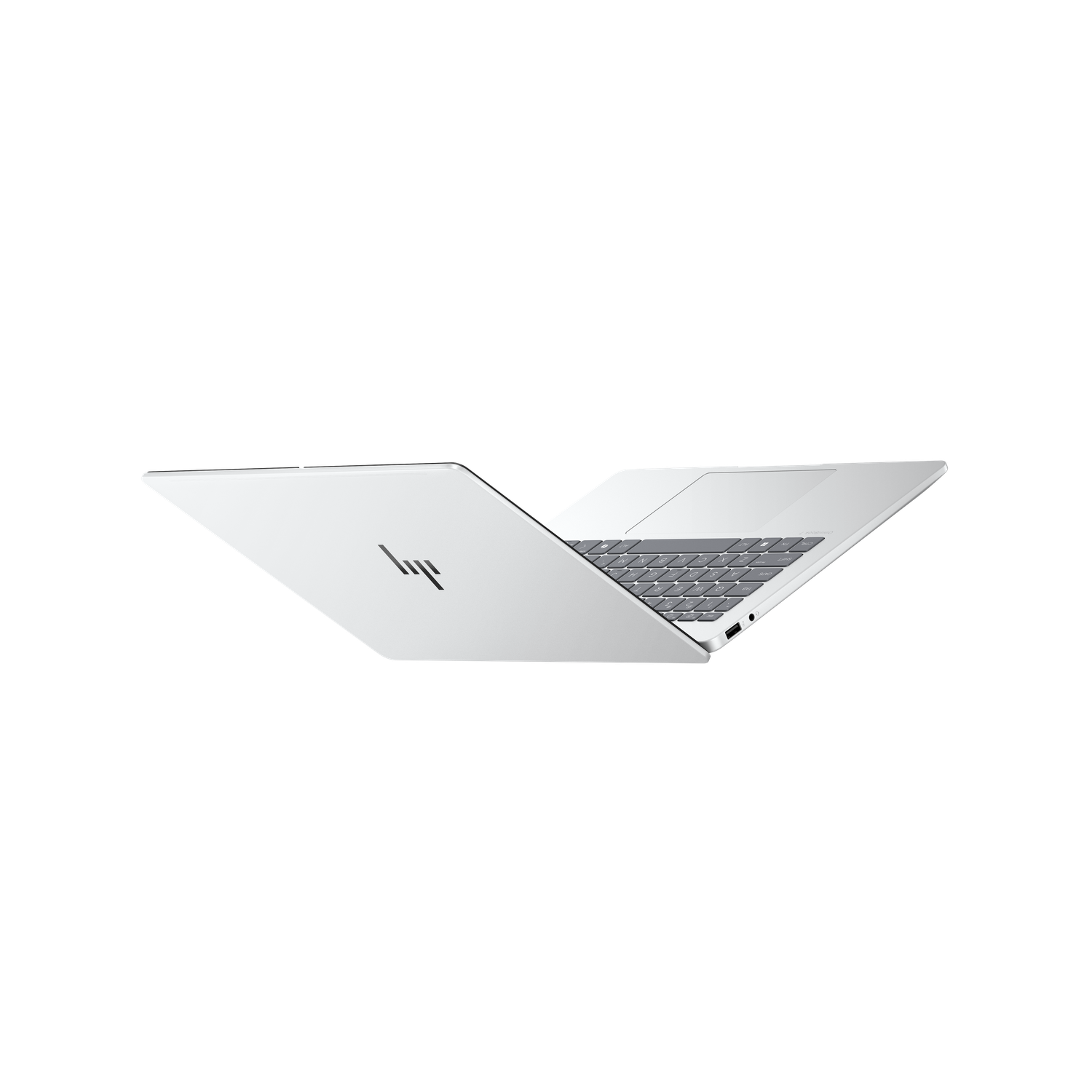 Een zilveren laptop is open, met het toetsenbord en scherm zichtbaar. Het HP-logo is zichtbaar. De achtergrond is zwart.