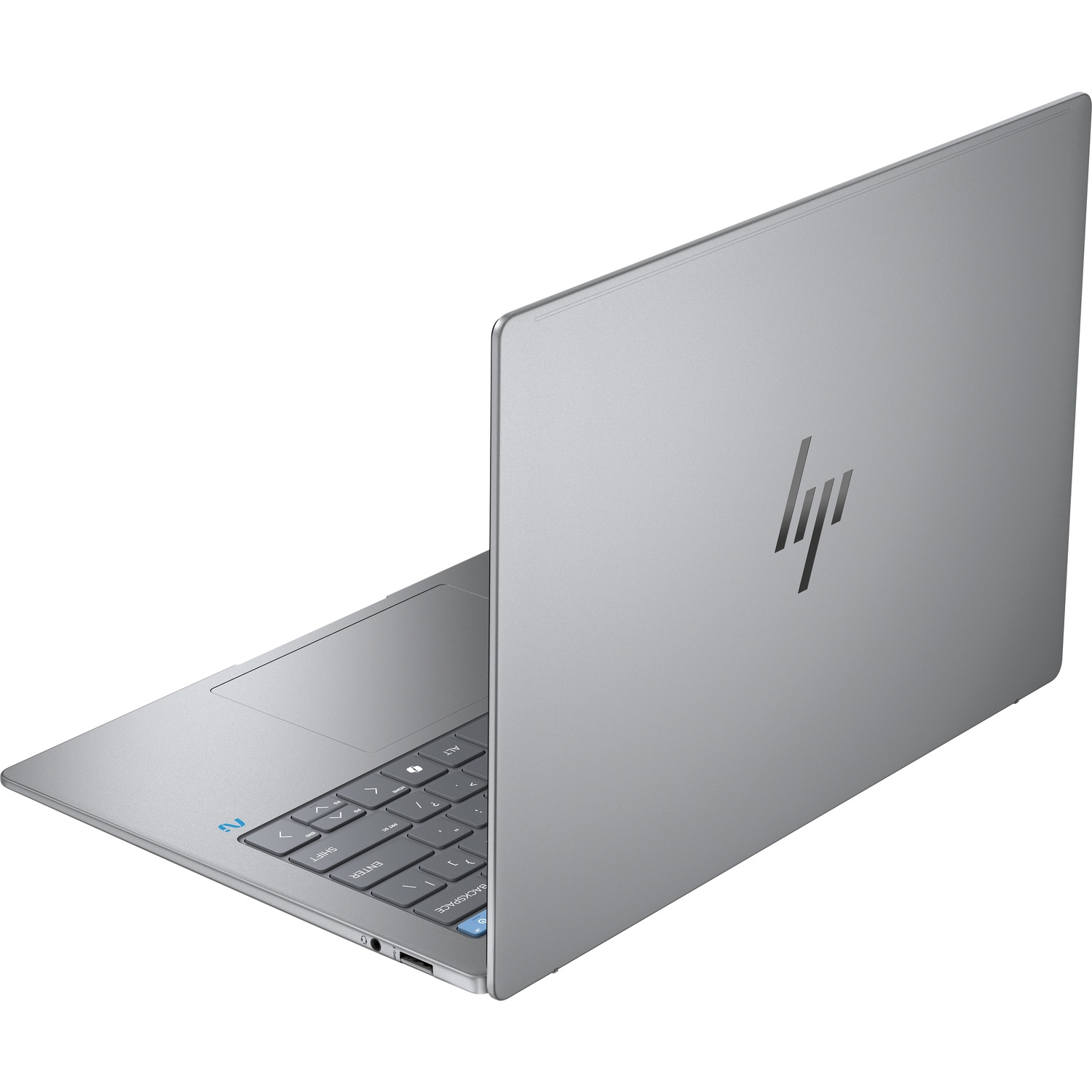 Een zilveren HP-laptop staat iets open en toont het toetsenbord en het scherm. Het HP-logo is zichtbaar op de klep. Witte achtergrond.