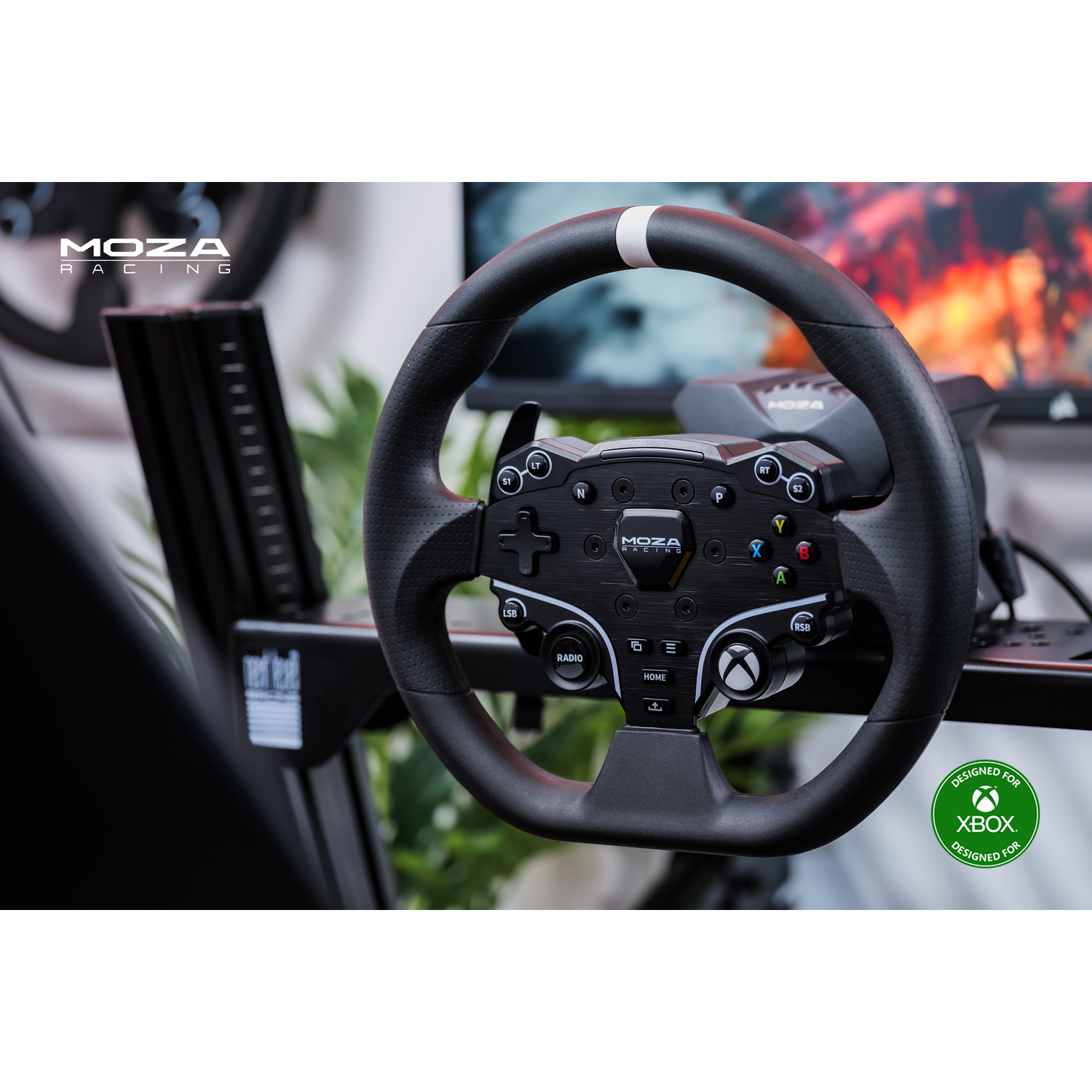 Een zwart MOZA racestuur voor Xbox. Het heeft knoppen, een witte streep en is gemonteerd op een zwarte rig. De achtergrond is onscherp.