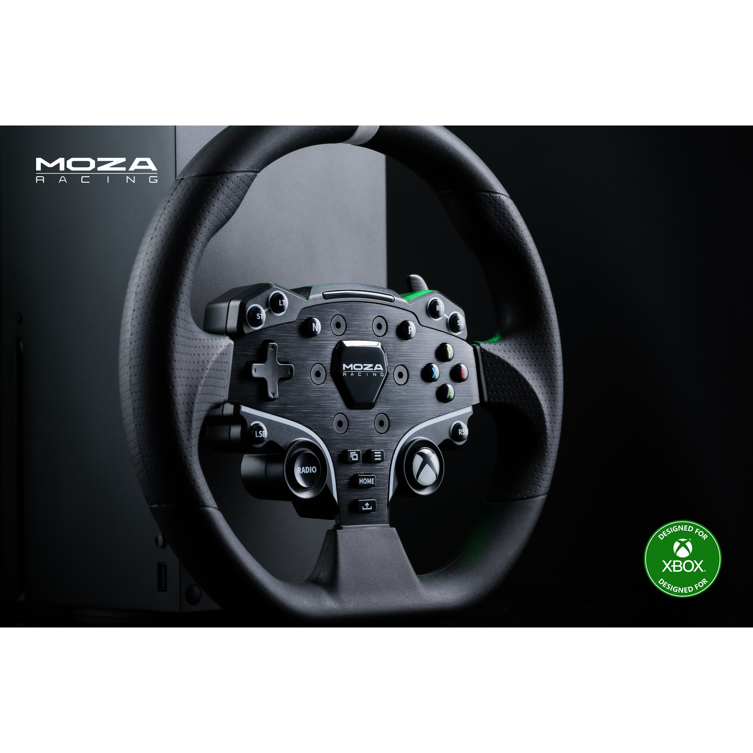 Een zwart MOZA racestuur voor Xbox. Het heeft knoppen, logo's en een 'Designed for Xbox'-badge. De achtergrond is donker.