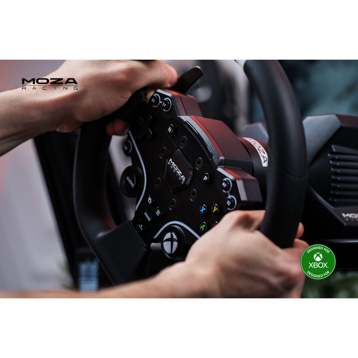 Handen houden een zwart MOZA-racestuur vast. Knoppen zijn zichtbaar met MOZA-logo en een Xbox Designed For-sticker.