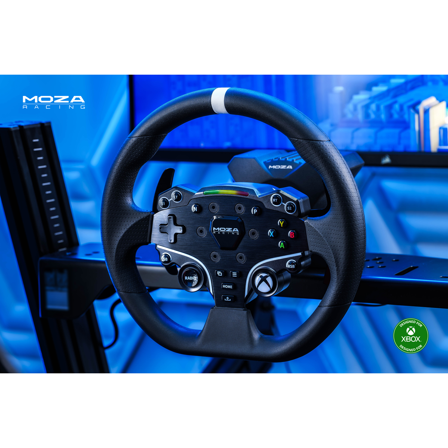 Een zwart stuur met witte streep, knoppen en een MOZA-logo. Ontworpen voor Xbox, met een vage achtergrond.