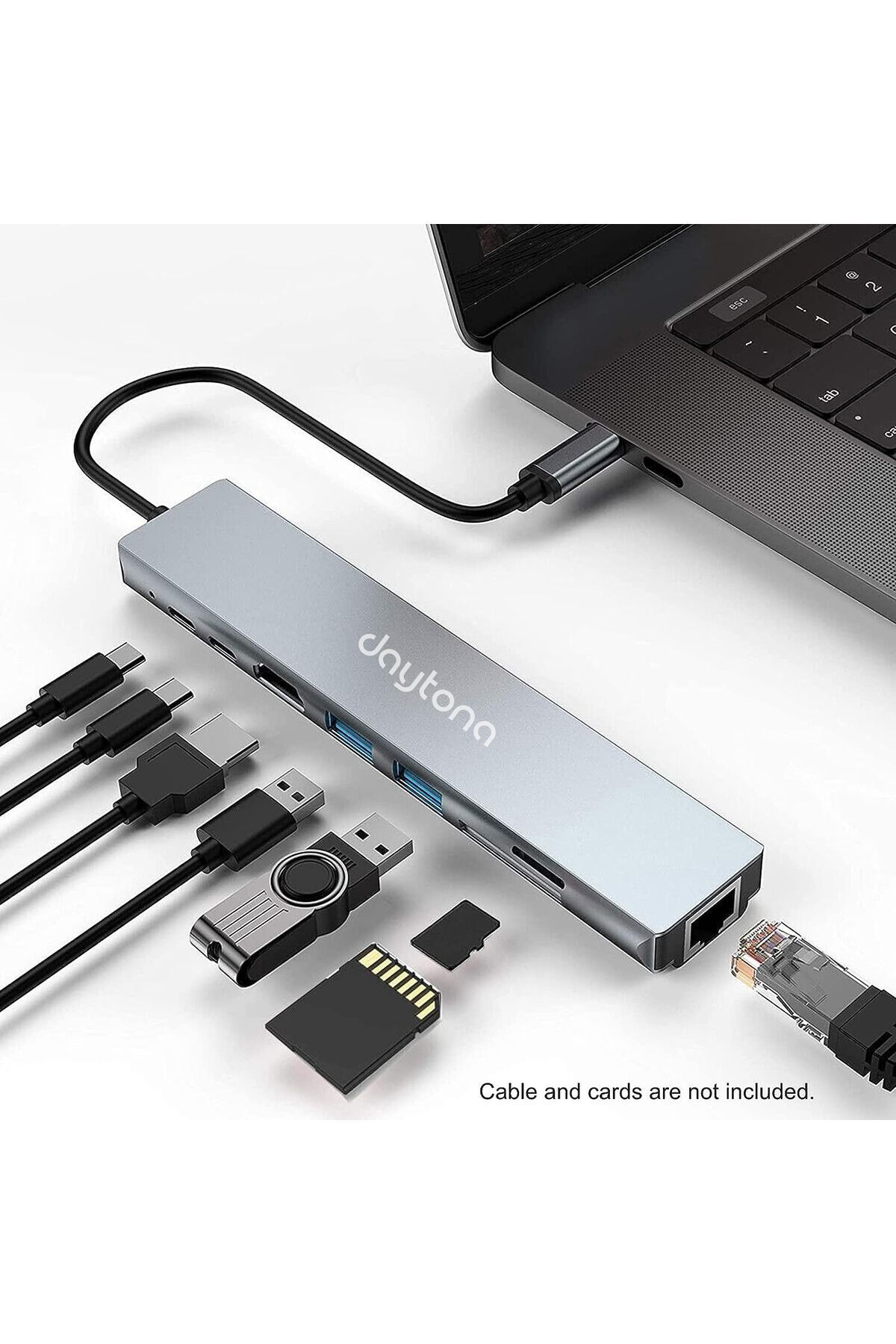 Bir dizüstü bilgisayara bağlı gümüş renkli bir Daytona hub'ı. Hub'ın yakınında USB, SD kartları ve bir Ethernet kablosu var.