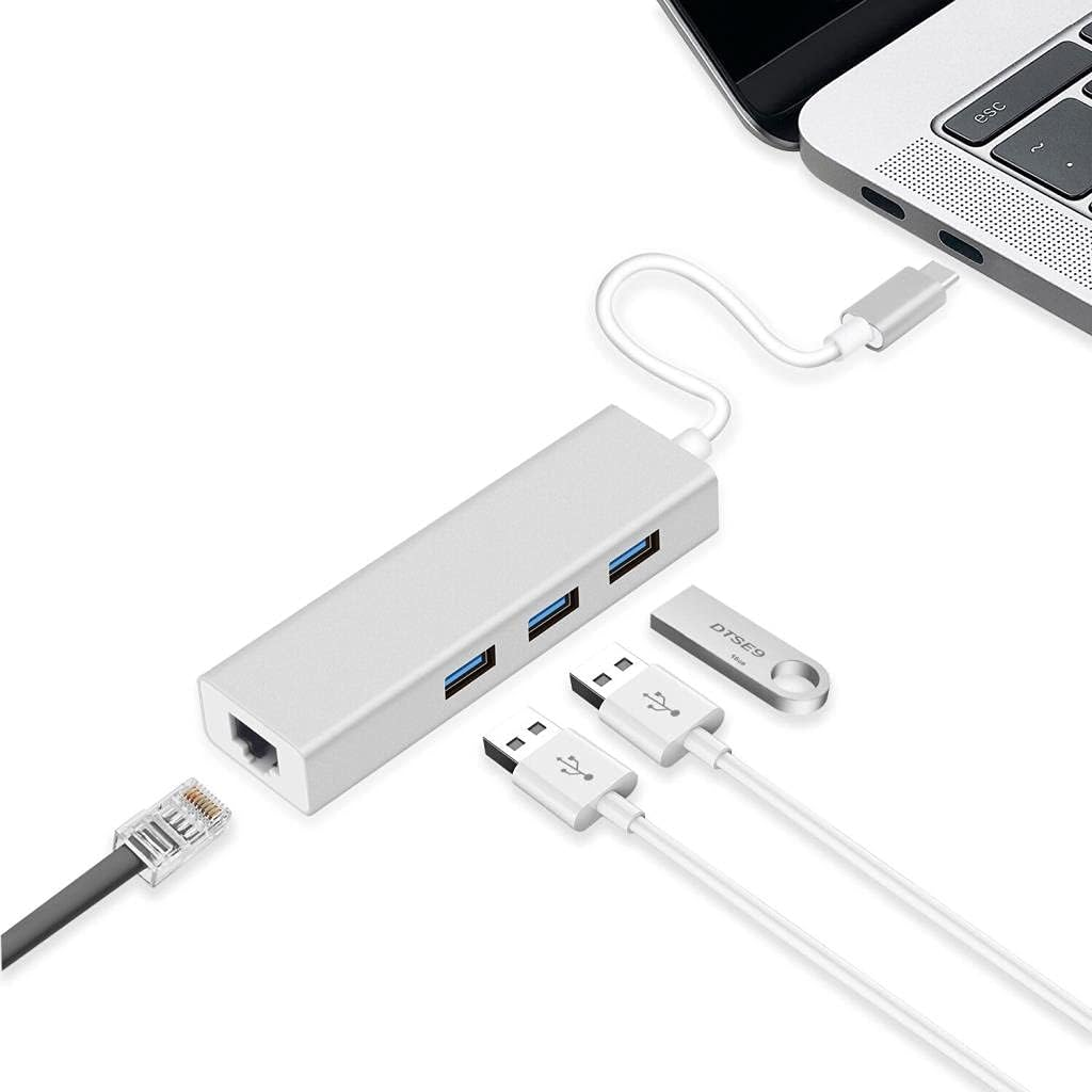 Bir dizüstü bilgisayara bağlı gümüş bir USB hub. USB ve ethernet dahil kablolar ve bir flash sürücü de mevcut.