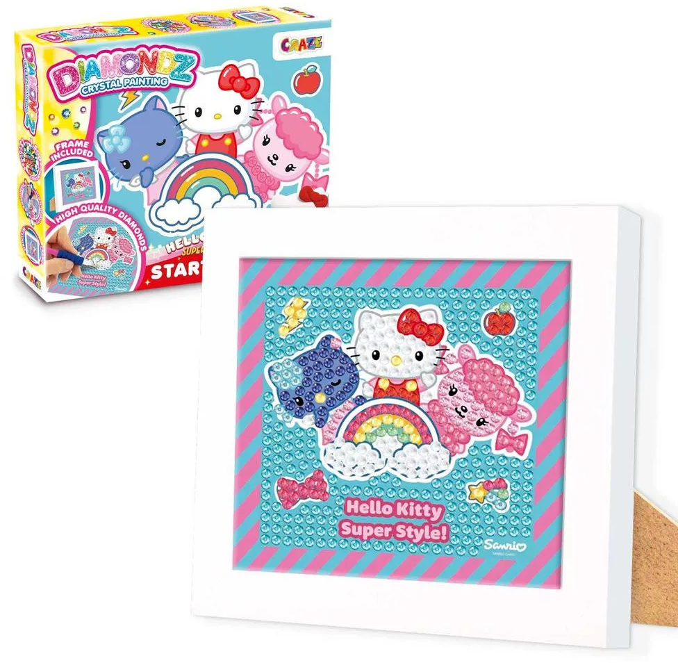 Egy Hello Kitty kristályfestő készlet. A festmény Hello Kitty-t és barátait ábrázolja szivárvánnyal. A készlet fehér keretben van.