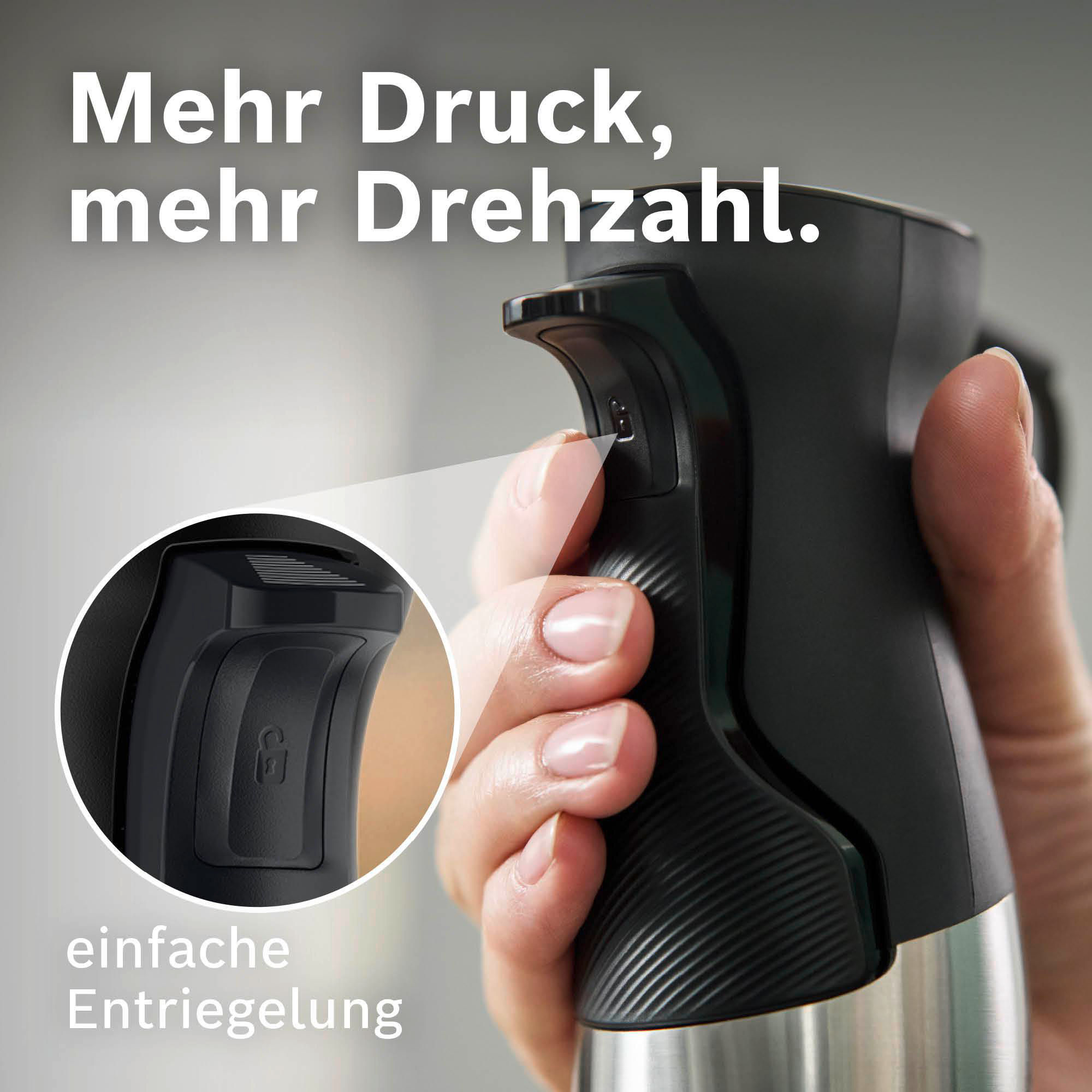 Hand hält einen schwarzen Mixer mit dem Text "Mehr Druck, mehr Drehzahl". Ein Abschnitt des Mixers wird hervorgehoben.