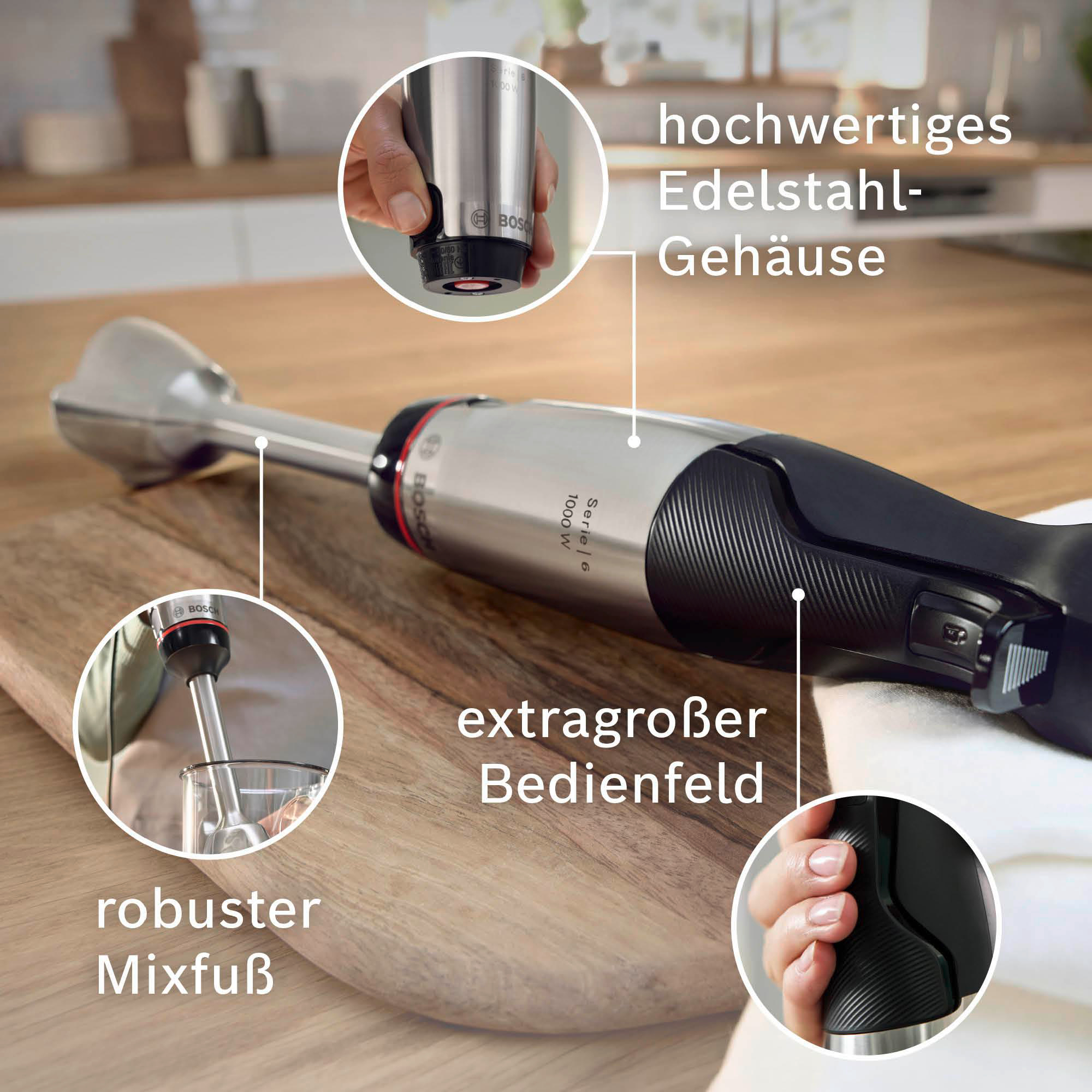 Ein Bosch-Stabmixer mit Stahlgehäuse auf einem Holzbrett. Details: robuster Mixfuß, extragroßes Bedienfeld und Stahlgehäuse.