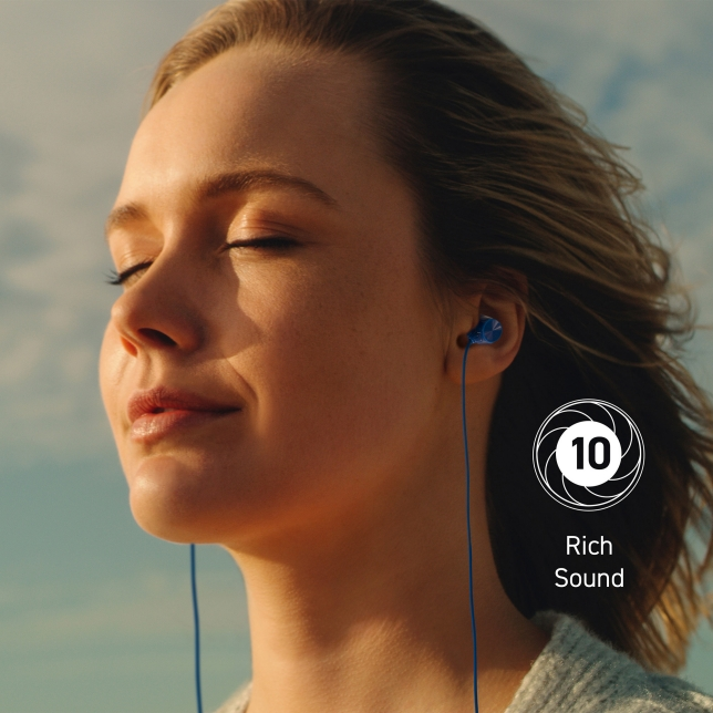 Kobieta z zamkniętymi oczami w niebieskich słuchawkach. Grafika z liczbą 10 i słowami 'Rich Sound' w tle.