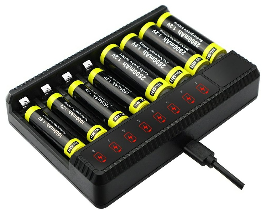 Czarna ładowarka do baterii z ośmioma bateriami AA. Baterie są żółto-czarne. Kabel ładujący jest podłączony.