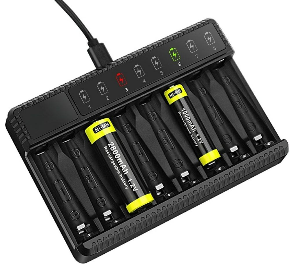 Czarna ładowarka do baterii z ośmioma gniazdami, mieszcząca akumulatory. Niektóre baterie się ładują, co wskazują światła.