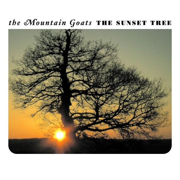 Silhouette eines Baumes vor einem Sonnenuntergang. Die Sonne ist hell und der Baum ist kahl. Die Worte "the Mountain Goats THE SUNSET TREE" stehen oben.