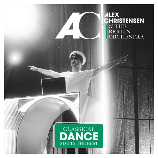 Ein Mann mit Kapitänsmütze gestikuliert mit ausgestreckten Armen. Ein Laptop steht auf einer Bühne. Text lautet 'Classical Dance' und der Name des Künstlers.