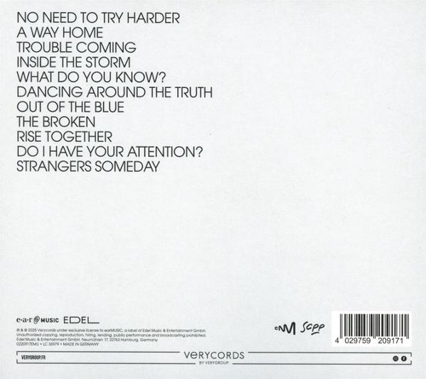 Weißes Albumcover mit schwarzem Text, der Songtitel auflistet. Enthält Copyright-Informationen, Barcodes und Logos für Musiklabels.