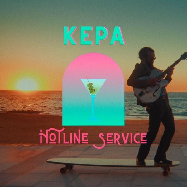 Mann auf Skateboard spielt bei Sonnenuntergang Gitarre. Martini-Glas-Grafik. Text: Kepa Hotline Service.