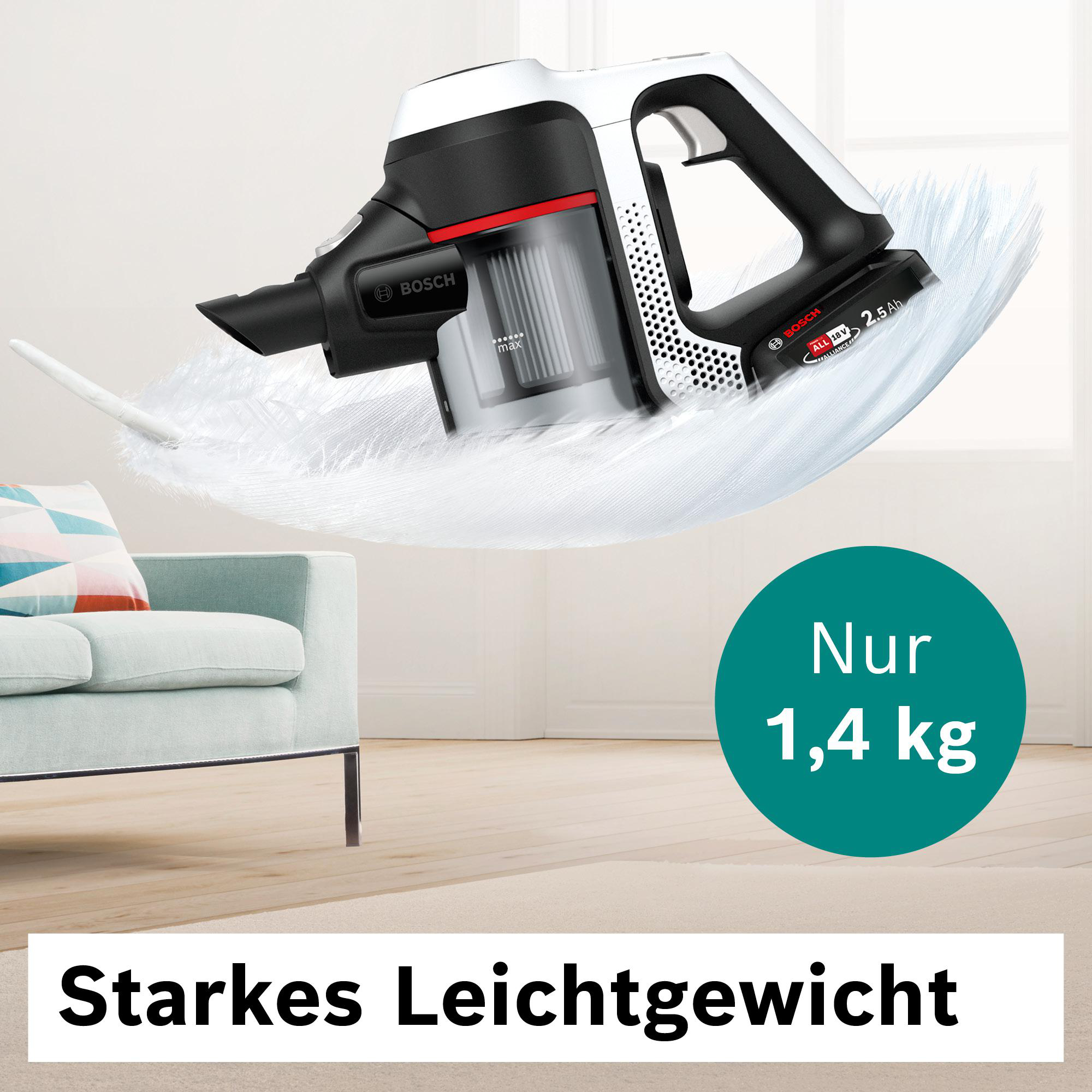 Ein kabelloser Staubsauger, weiß und schwarz, schwebt über einer Feder. Ein grüner Kreis sagt "Nur 1,4 kg". Sofa im Hintergrund.