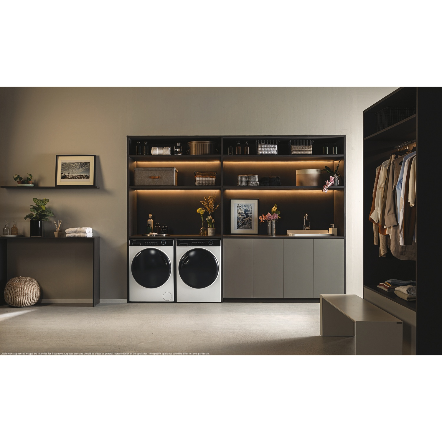 Lavanderia con lavatrici, mensole con oggetti, un armadio e una panca. La stanza ha un design moderno e minimalista.