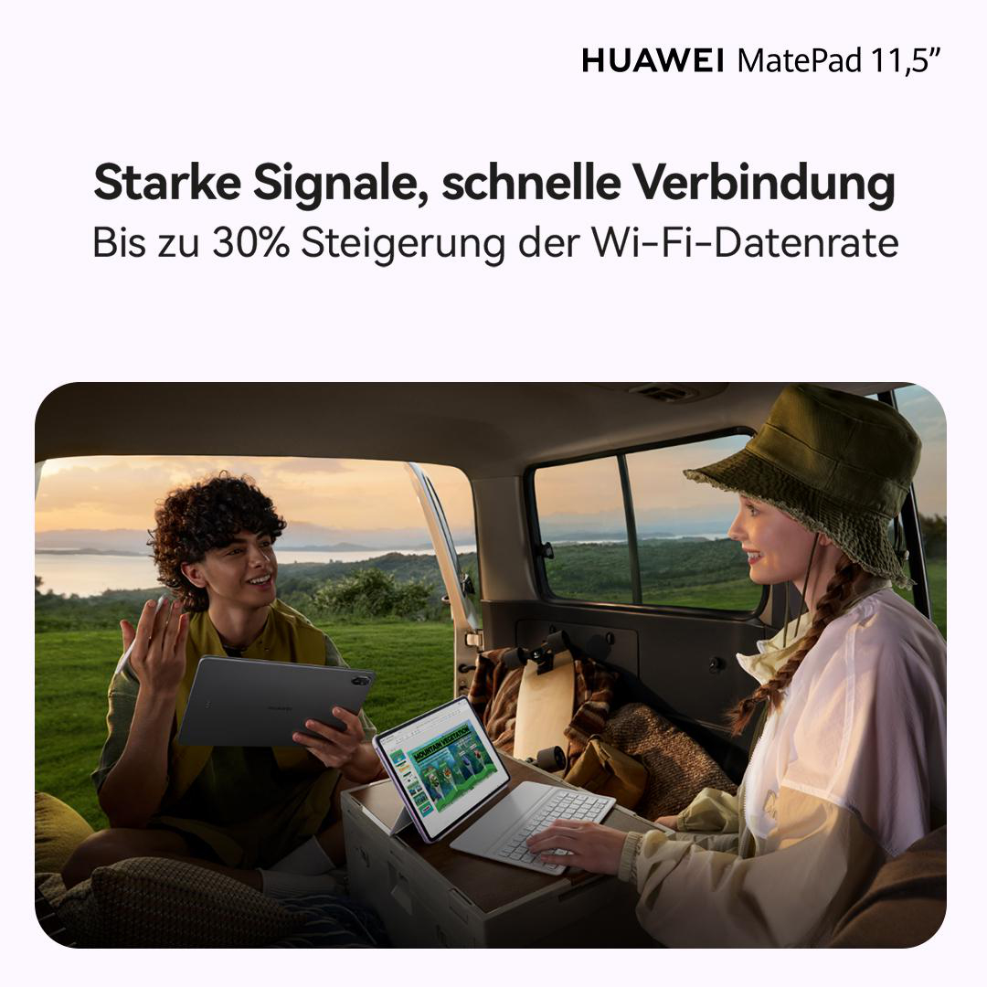 Zwei Personen in einem Auto. Einer hält ein Tablet, der andere benutzt einen Laptop. Der Hintergrund zeigt eine Landschaft mit Bäumen und Bergen.
