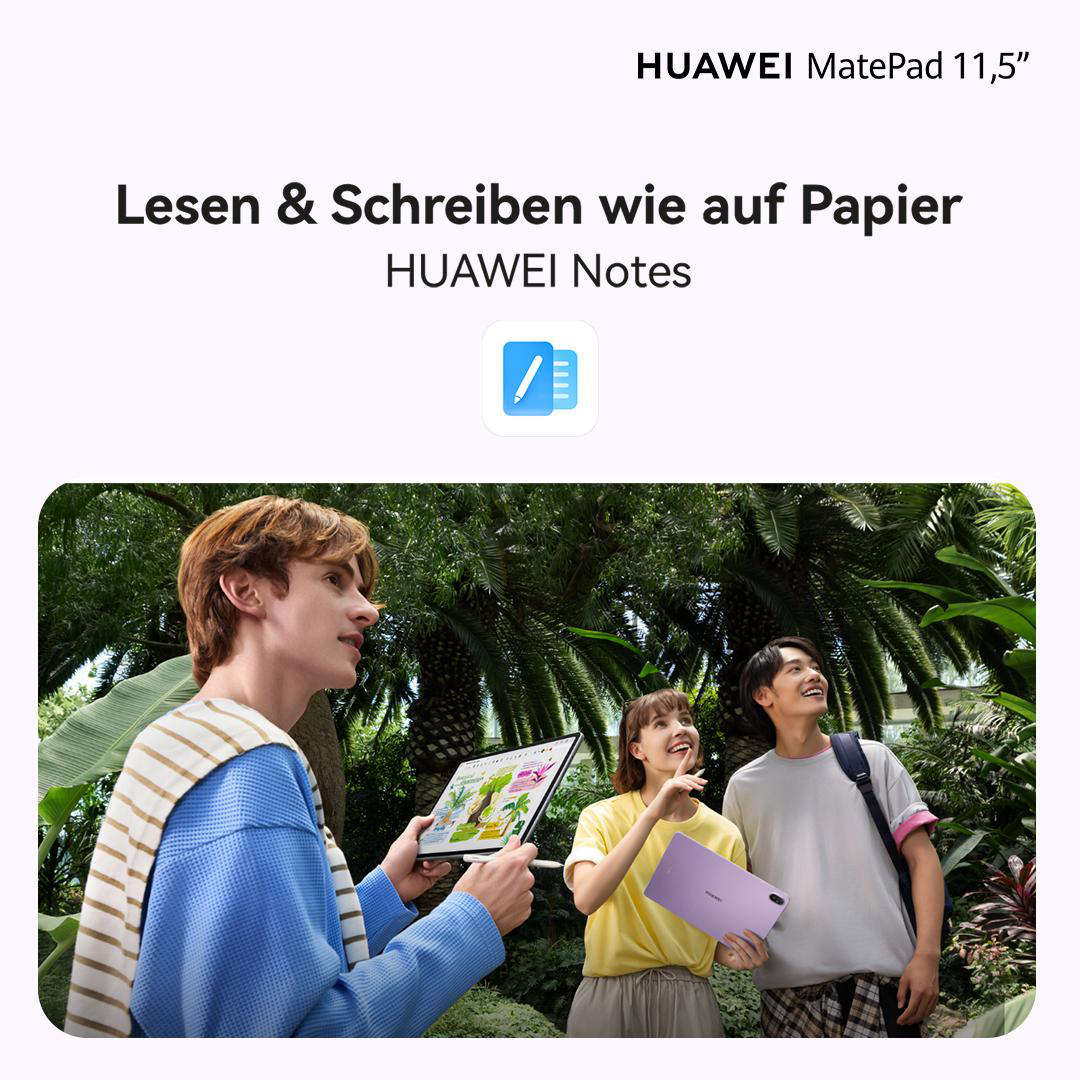 Drei Personen im Freien, die auf ein Tablet schauen. Einer hält das Tablet, zwei andere blicken nach oben. Palmen im Hintergrund.