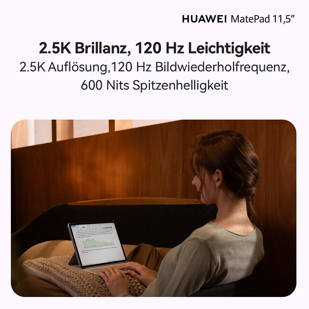 Eine Frau sitzt auf einem Sofa und benutzt ein Tablet. Der Bildschirm zeigt ein Diagramm. Der Hintergrund ist eine Holzwand.
